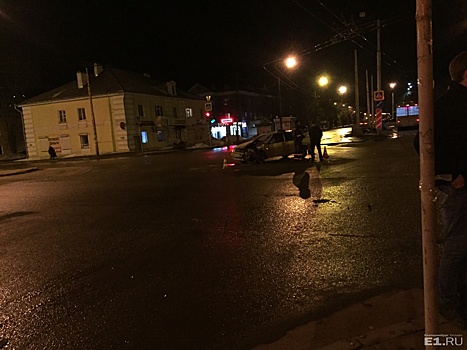 На Уралмаше парень разбил стекло головой в столкновении двух легковушек