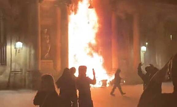Протестующие французы подожгли мэрию Бордо