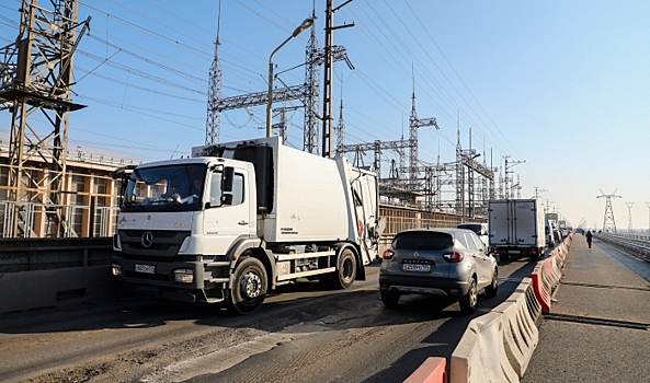 На севере Волгограда перевернулся грузовик и собрал пробку