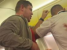 Пьяный пассажир подрался на борту самолета и попал на видео
