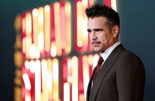 Колин Фаррелл прогулялся в облегающих штанах и вызвал ажиотаж в сети