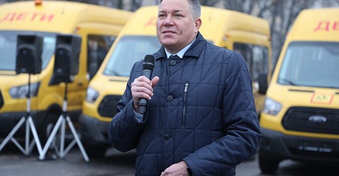 Вологодский губернатор торжественно передал в районы 45 школьных автобусов