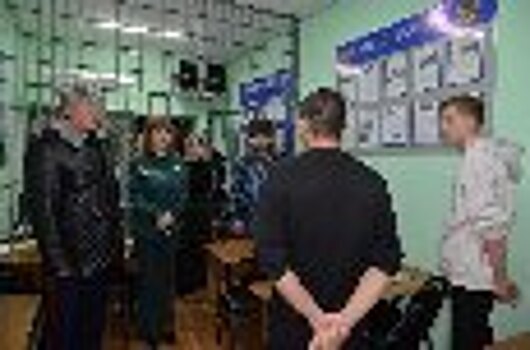 Начальник УФСИН России по Оренбургской области Сергей Поршин и Уполномоченный по правам ребенка в регионе Анжелика Линькова поздравили с наступающим Новым годом несовершеннолетних в СИЗО-1