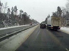 Безумец на иномарке завалил фуру