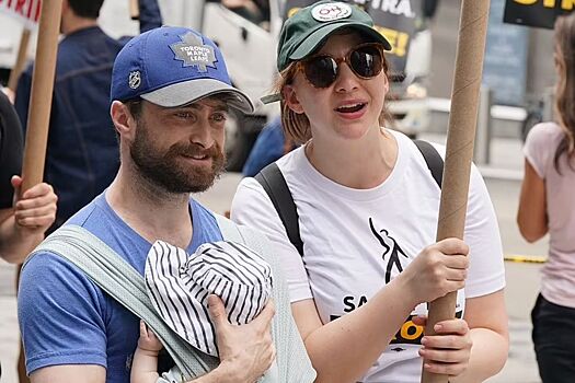 Рэдклифф вместе с женой вышли на забастовку актеров в Нью-Йорке