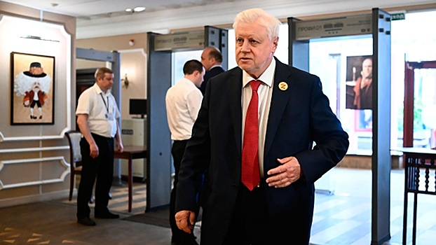 Миронов объяснил долгое нахождение в машине после ДТП на Сретенке