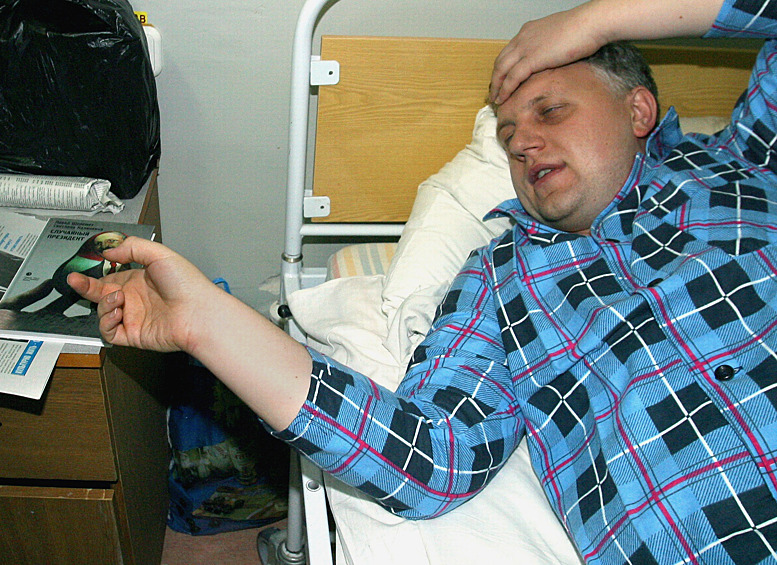 На фото: руководитель спецпроектов "Первого канала" Павел Шеремет в больнице с черепно-мозговой травмой, полученной после того, как его избили в Минске