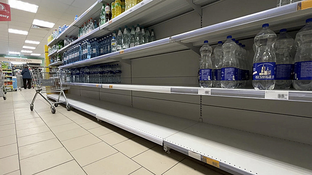Ноябряне скупили чистую воду в магазинах после коммунального ЧП