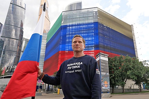 Народный фронт поздравил россиян с Днем Государственного флага с медиаэкранов