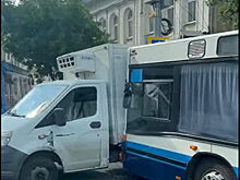 В центре Саратова автобус энгельсского маршрута протаранил «ГАЗель»