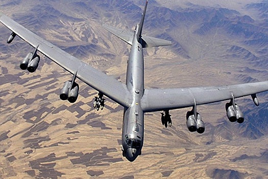 Искрящийся бомбардировщик B-52H пошел морщинами