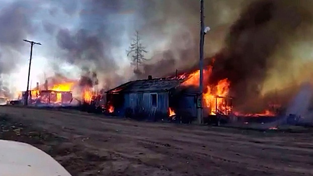 На земле и с воздуха: как идет борьба с природным пожарами в России