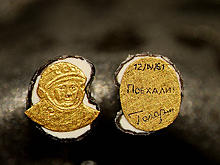 Новосибирский мастер разместил портрет Гагарина на срезе макового зерна