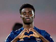 «Рейнджерс» поддержали Сака, подарив «Арсеналу» футболку клуба с его фамилией