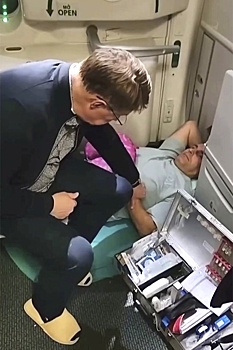 "РГ" выяснила, как оказывают первую медицинскую помощь на борту самолета