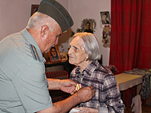 В Таджикистане российские военнослужащие вручили нагруду ветерану Великой Отечественной войны