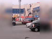 Башенный кран упал на строящееся здание больницы в Хабаровске