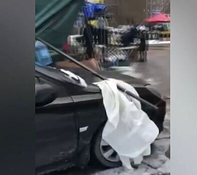 В Калининграде автомобиль въехал в палатку с цветами