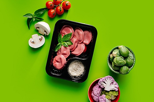 Grow Food запустил лимитированную серию пельменей в черном и розовом цвете