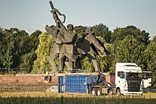 Болгары сносят памятник Советской армии в Софии