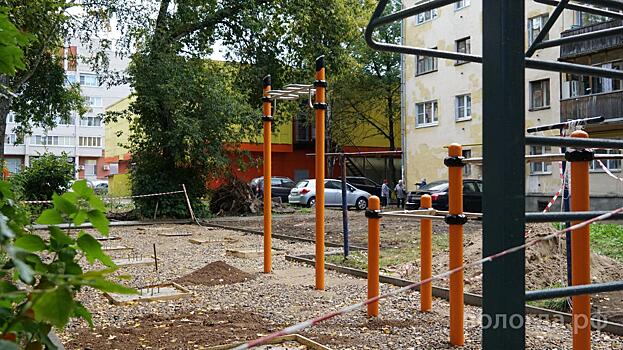 «Два года дети ждали и строили здесь шалаши»: еще один вологодский двор обустраивается по программе «Народный бюджет ТОС»