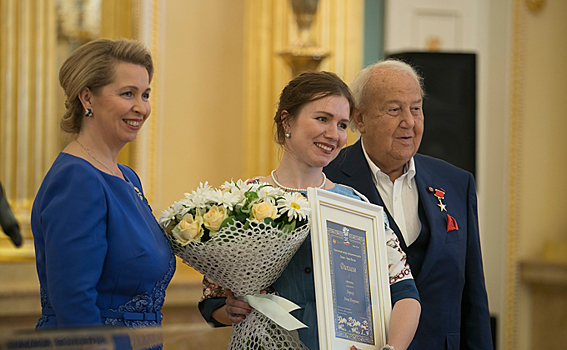 Зураб Церетели и жена Медведева наградили художницу из Здвинска