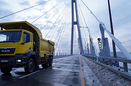 Для очистки «ледяного» моста на остров Русский подключат больше альпинистов