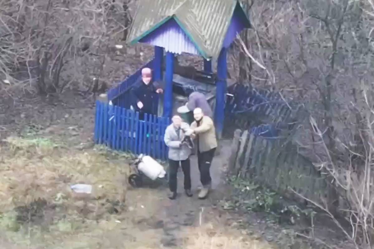 Украинцы показали неприличные жесты и сдались в плен