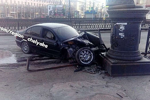 В центре Челябинска водитель иномарки снёс чугунное ограждение