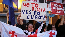 Тысячи митингующих в Тбилиси заняли площадь Европы