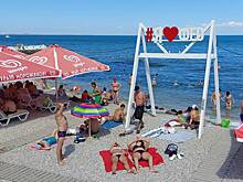 На популярном курорте Крыма начали продавать лежачие места в тени