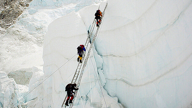 Российские альпинисты почтят память погибших на Эвересте