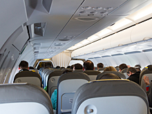 Пассажиры сняли происходящее в самолете, который аварийно сел в Сочи