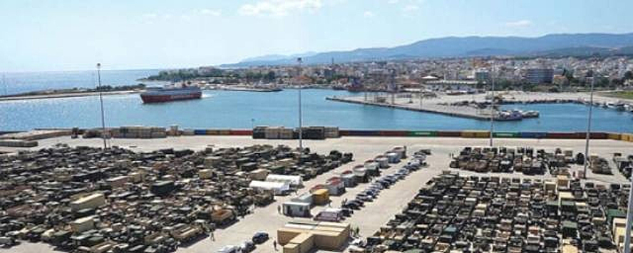 В порт на севере Греции прибыло судно с американской военной техникой