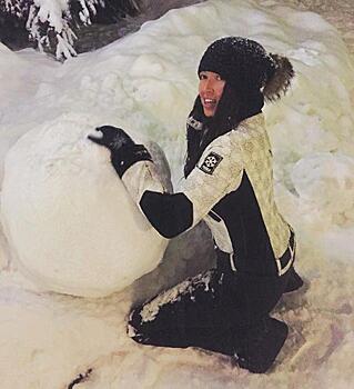 «Очень оригинально»: Ирина Дубцова нарядила снеговика в купальник