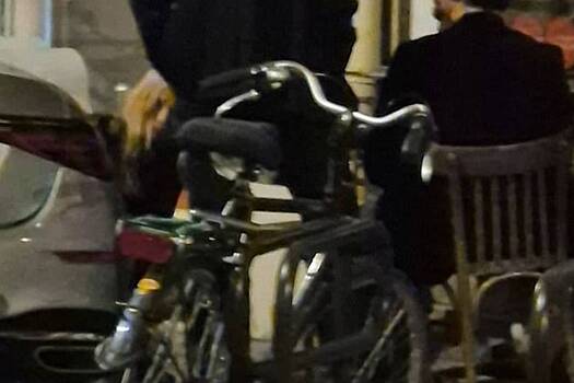 Кейт Мосс упала со стула на дне рождения дочери