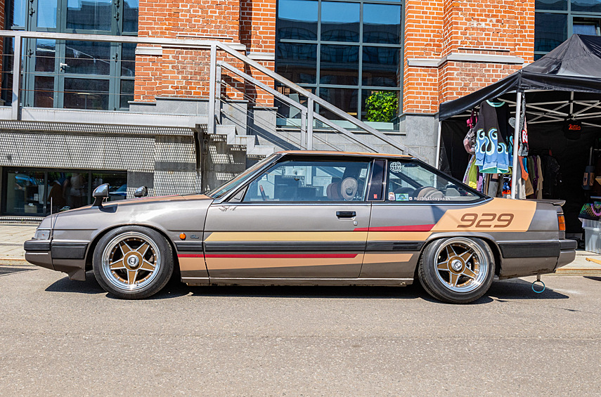 Классный вид для сорокалетнего автомобиля? Чуть ли не единственный представитель JDM на фестивале — Mazda 929 Coupe. В таком виде он выпускался с 1984 по 1987 год.