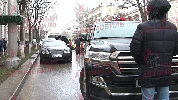 В ДТП в центре Ростова пострадал Bentley известного ресторатора и Porsche его жены