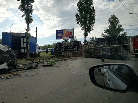 Водитель грузовика влетел в три машины и опрокинулся под Саратовом
