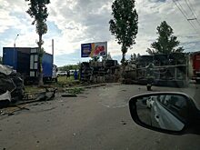 Водитель грузовика влетел в три машины и опрокинулся под Саратовом