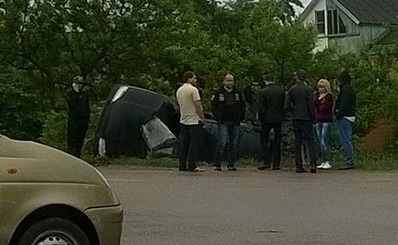 Под Краснодаром после ДТП на перекрестке "Шевроле Нива" улетела в кювет