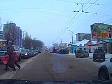 Водитель остановился и помог женщине с ребенком перейти улицу