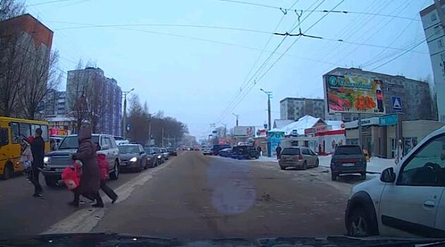 Водитель остановился и помог женщине с ребенком перейти улицу