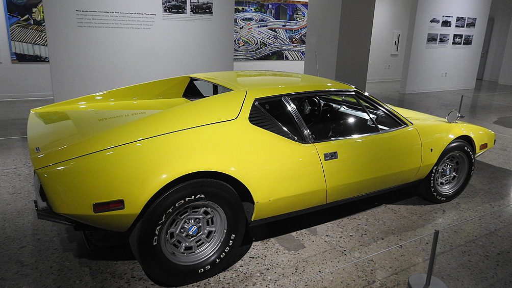 Стильное купе De Tomaso Pantera впечатлило Элвиса Пресли своим внешним видом, а впоследствии разозлило легендарной итальянской «надёжностью». Ходят слухи, что, рассорившись с очередной подругой, Пресли хотел эффектно уехать от её дома на своём спорткаре, но в самый ответственный момент тот не завёлся. Король в порыве гнева разрядил в свою машину целый барабан револьвера...