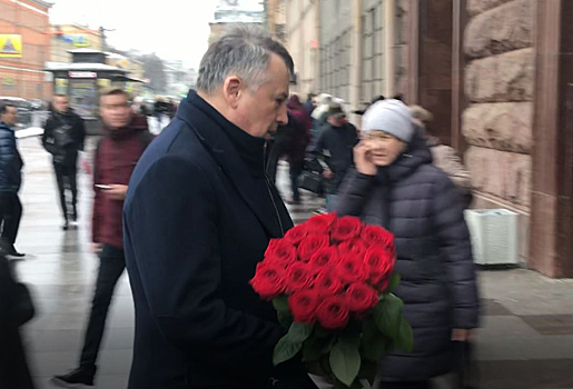 Губернатор Дрозденко возложил цветы в память о погибших при теракте в метро Петербурга