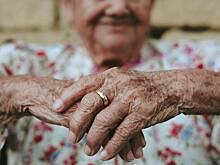 95-летняя именинница выпила игристого вина и станцевала с голым мужчиной