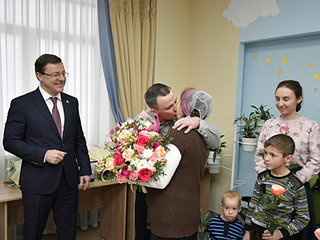 Губернатор Самарской области вручил сертификат на автомобиль семье с 13 детьми