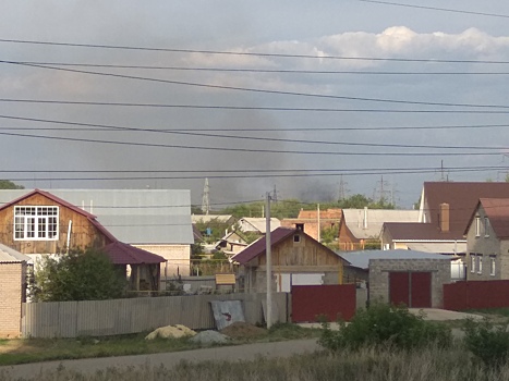 В Оренбурге на Амурской горят хозяйственные корпуса