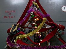 Пензенские пожарные собрали елку из подручных средств