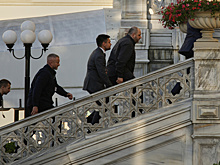 «Нужно быть начеку»: выяснилось, почему украинцы приехали на переговоры в белых сорочках и водолазке